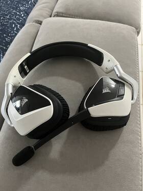 Corsair 008422064451 Wired Usb Mouse And Wireless Gaming Headset With Microphone Set
